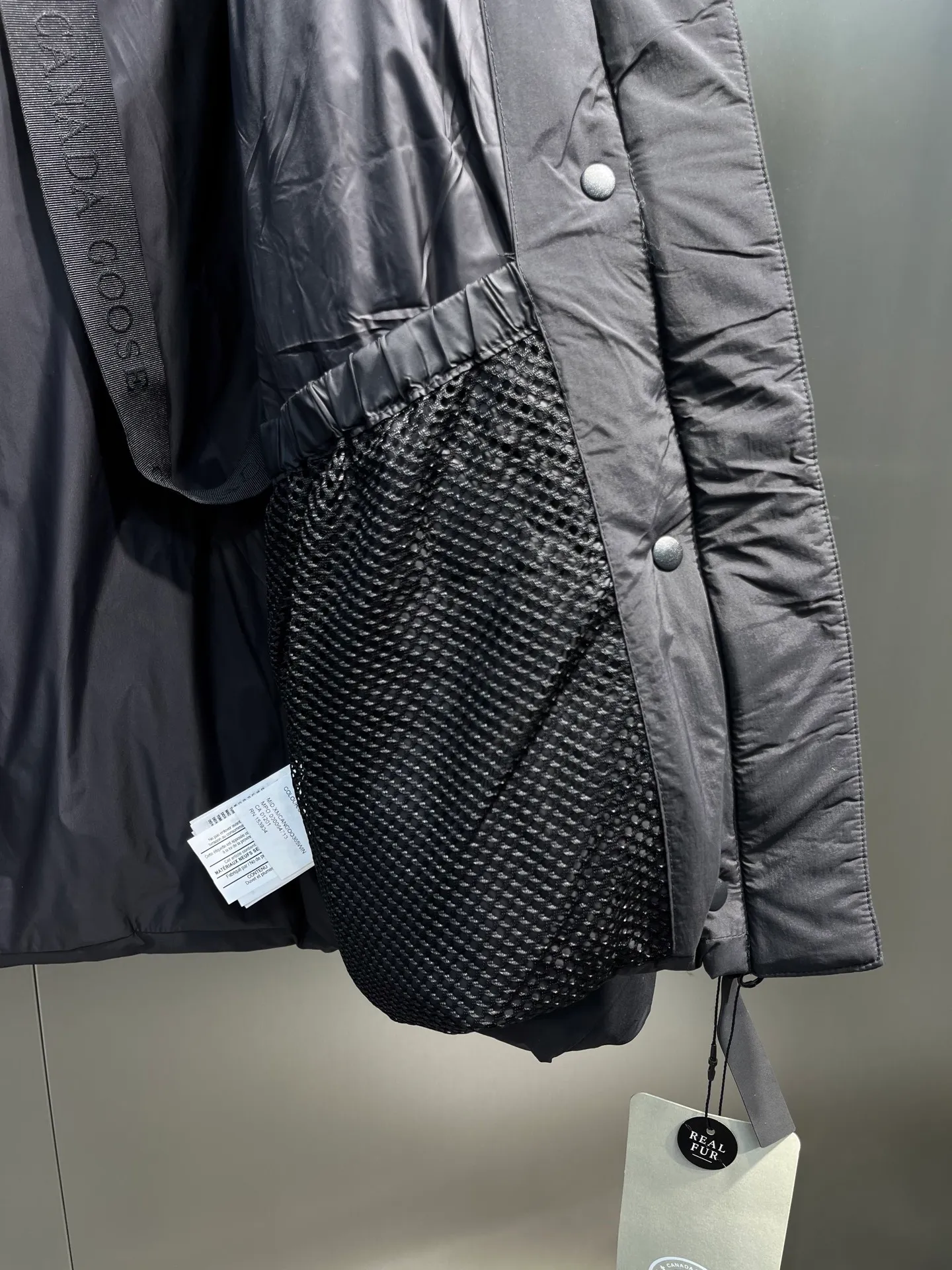 P740 Canada Goose🌟Ouyang Nana's same style 3m reflective black label down jacket junction junction parka is light weight and warm. The Junction Parka is made from soft enduraluxe fabric with cordura for added durability in high-wear areas, making it lightweight and durable. 360-degree reflective strips on the collar improve visibility in low-light environments. Features a removable hood for easy wearing during transitional periods when the weather warms up.  size：xs-xxl